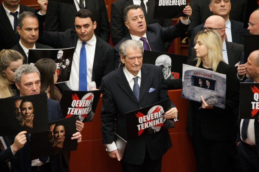 ME FOTO/ Ato që nuk u panë LIVE - Çfarë ndodhi gjatë seancës së sotme parlamentare