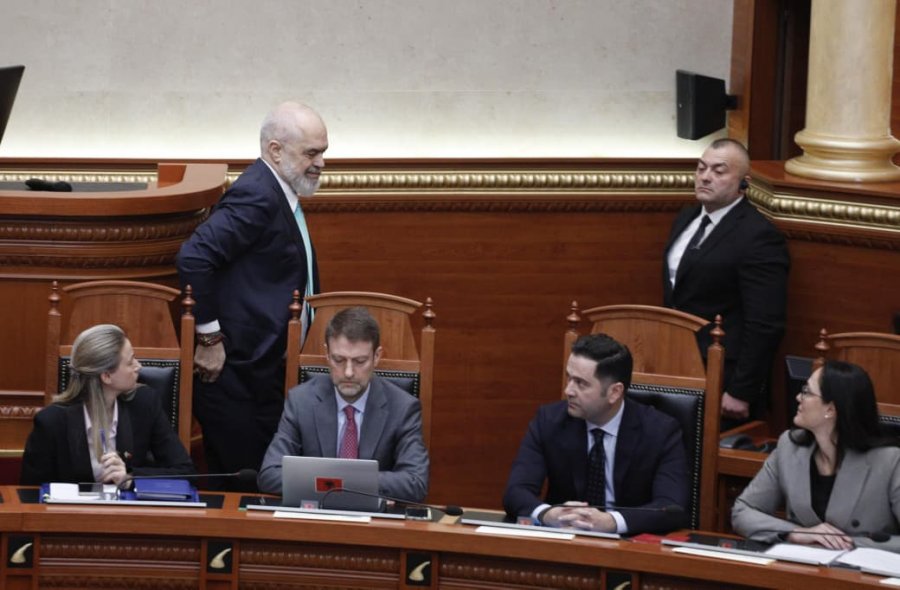 Balluku refuzon të flasë për të mbrojtur veten, i mjafton mburoja e Ramës