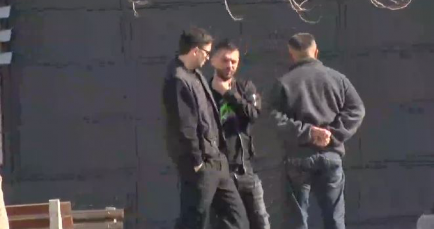 “Gjesti” del para gjykatës, të pranishëm menaxhmenti dhe babai i tij, a do t’i caktohet masa e paraburgimit?