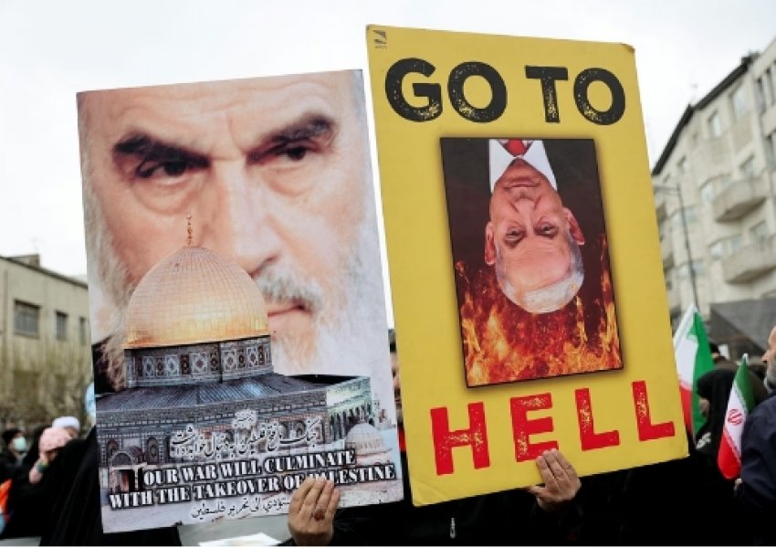 Iranianët djegin flamuj amerikanë dhe izraelitë gjatë një marshimi në Teheran