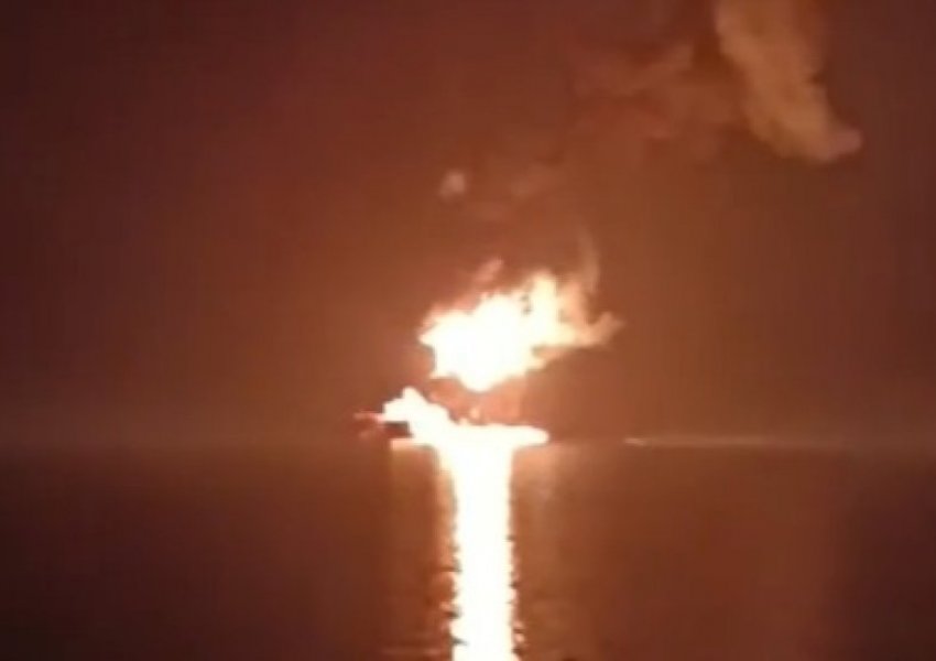 Anija cisternë digjet pas sulmit iranian në Ngushticën e Hormuzit! SHBA dërgojnë eskortë ushtarake