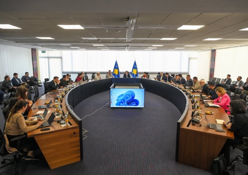 Kurti mbledh kabinetin qeveritar, nis hartimi i programit të ri qeverisës