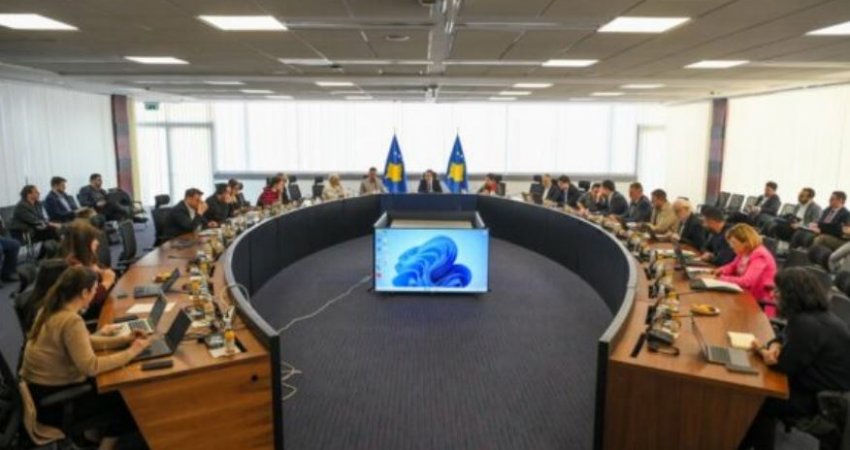 Kurti: Dita e dytë e takimit tërëditor të kabinetit qeveritar, projekte të mëdha e punë të mira na presin