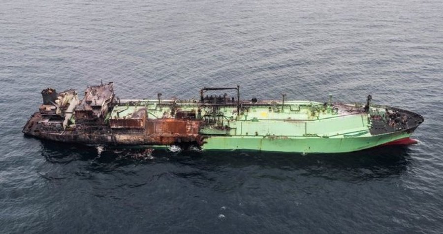 E tejmbushur me gaz natyror dhe e shkatërruar nga bombardimet, anija cisternë e ‘flotës hije’ të Rusisë alarmon Mesdheun