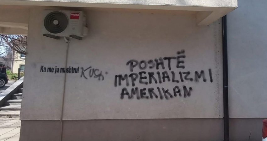 Grafitet në Prishtinë lidhen me tensionet politike Kurti–Osmani
