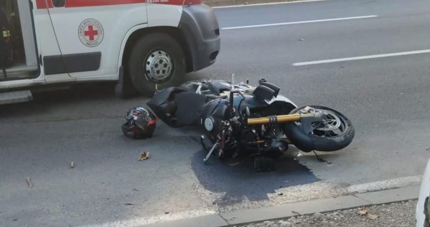 Lajm tragjik: Një i ri përplaset me motorin e tij për një shtylle dhe humb jetën