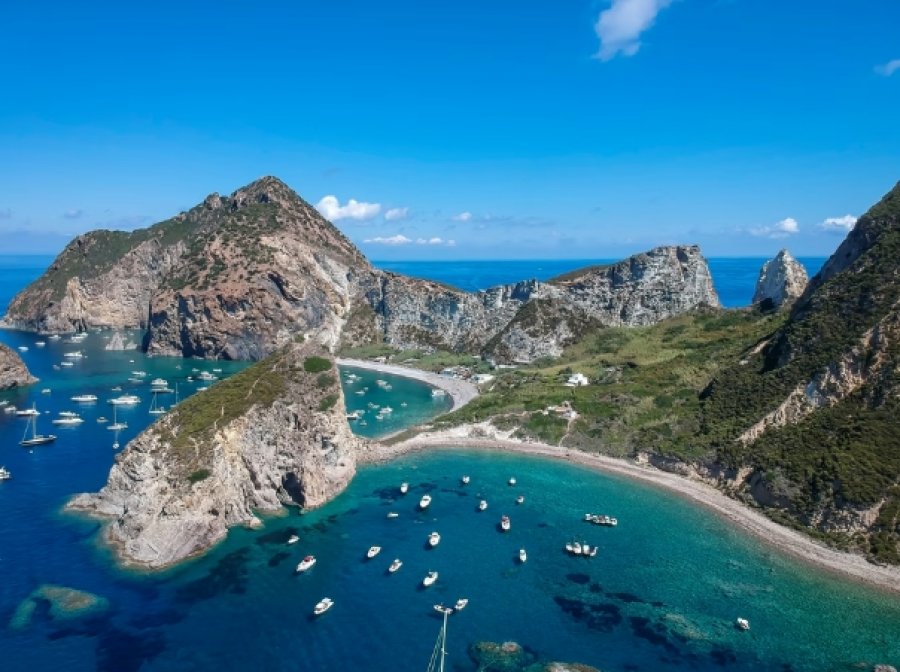Një ishull magjik pa rrugë, pa sinjal telefoni, pa energji elektrike - dhe pothuajse pa turistë