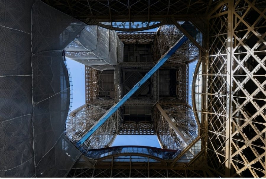 Kulla Eiffel po rikthen një atraksion - një shëtitje në një lartësi prej 60 metrash