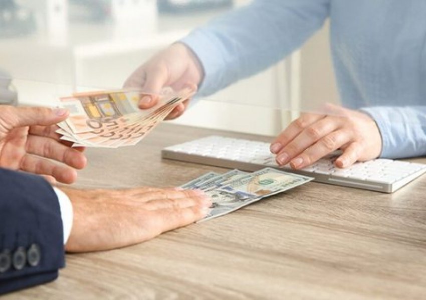 Këmbimi valutor 1 prill/ Ja me sa blihen e shiten dollari dhe euro