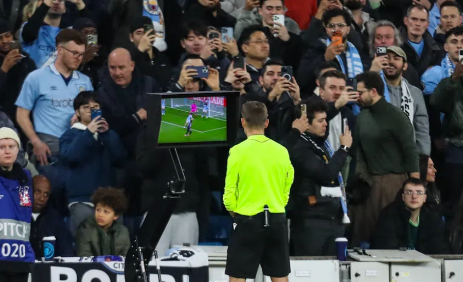 UEFA kërkon ndryshime në përdorimin e VAR-it, drejt shmangies së ndërhyrjeve ‘mikroskopike’