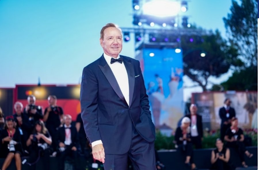 Kevin Spacey arrin marrëveshje në paditë për sulm seksual