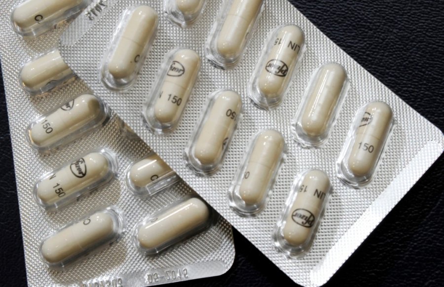 Antibiotikët mund ta ndryshojnë mikrobiomën e zorrëve deri në 8 vjet