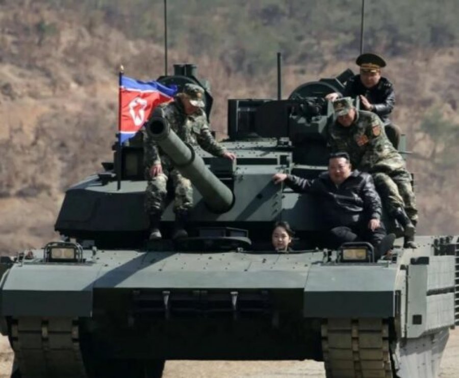 Shtohen spekulimet për pasardhësen, vajza e Kim Jong Un shfaqet duke drejtuar një tank ushtarak