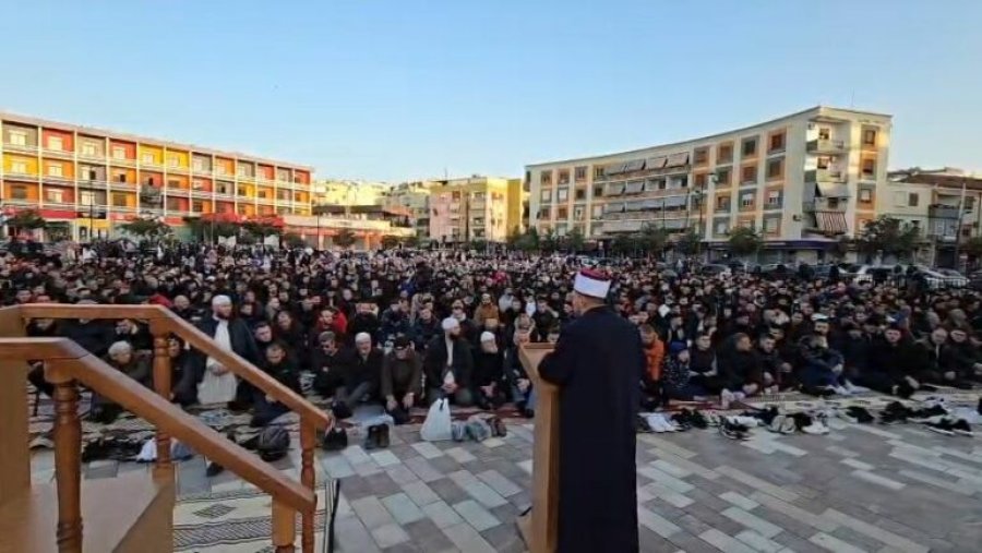 Fitër Bajrami festohet në sheshet e Shqipërisë, ja ku u fal namazi në Durrës, Fier, Lushnjë e Pukë