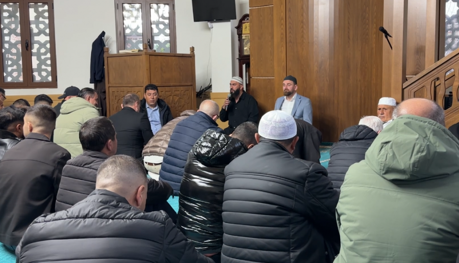 'Thirrje për paqe dhe harmoni'/ Besimtarët në Lezhë mblidhen për faljen e namazit