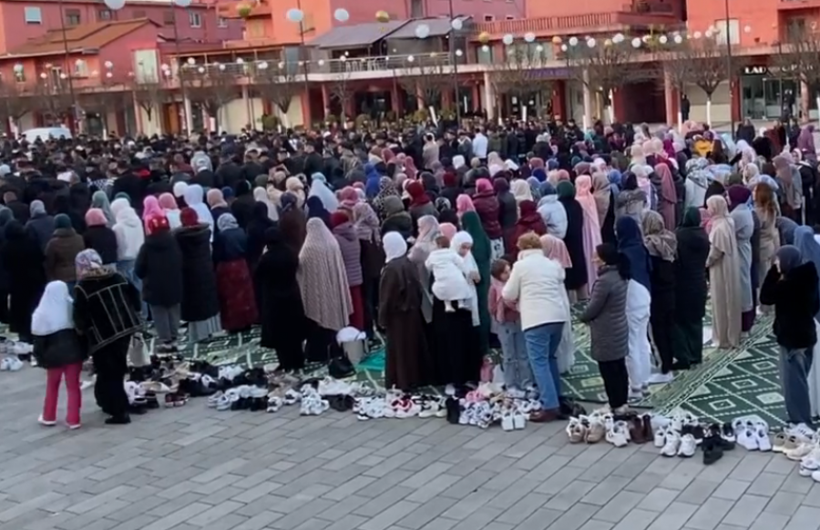Besimtarët falin namazin e Fitër Bajramit në sheshin e qytetit të Lushnjes