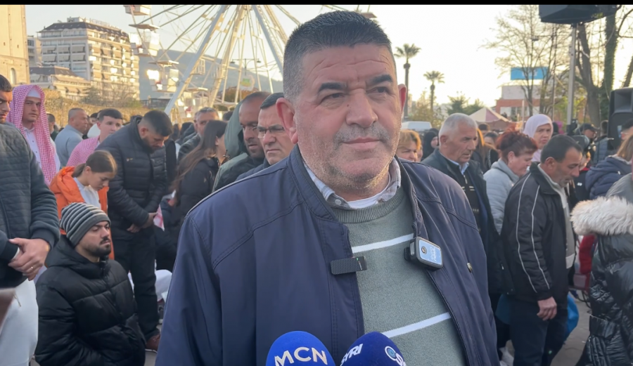 Besimtarë myslimanë falin namazin e Fitër Bajramit në Elbasan