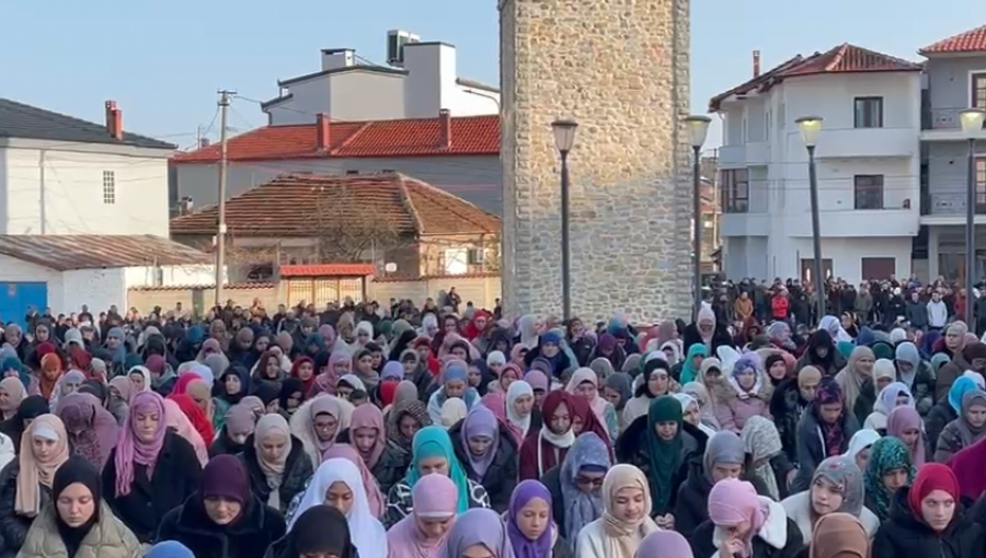 Besimtarët në Korçë falin namazin e Fitër Bajramit në sheshin e xhamisë 'Iljaz Bej Mirahori'
