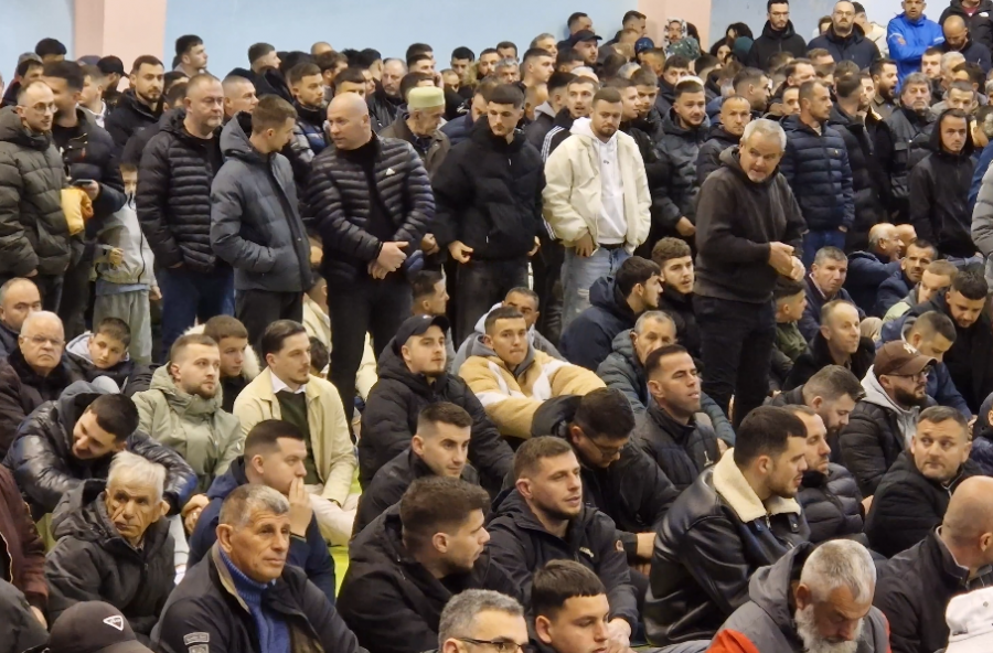 Besimtarët në Dibër falin namazin e Fitër Bajramit 