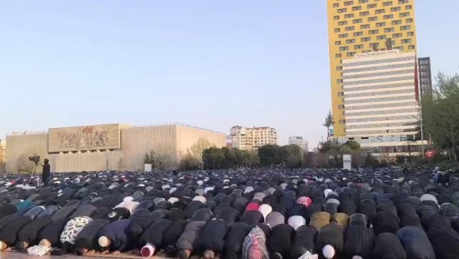 Pas muajit të Ramazanit, besimtarët myslimanë festojnë sot Fitër Bajramin