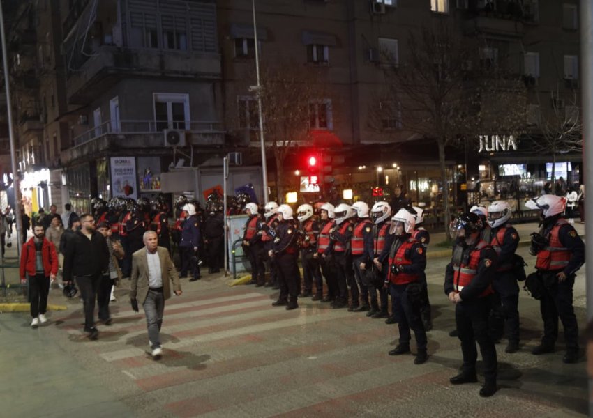 Protesta e opozitës dhe arrestimet e paligjshme/ 10 persona në komisariate, mes tyre 4 të mitur