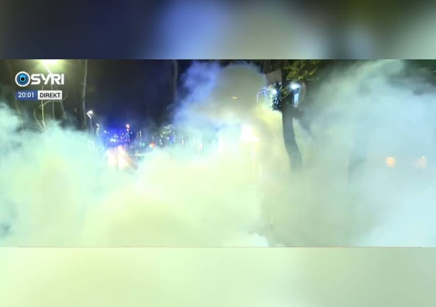 Policia e Ramës mbron godinën e AKSHI-t, sulmon protestuesit me ujë e gaz lotsjellës
