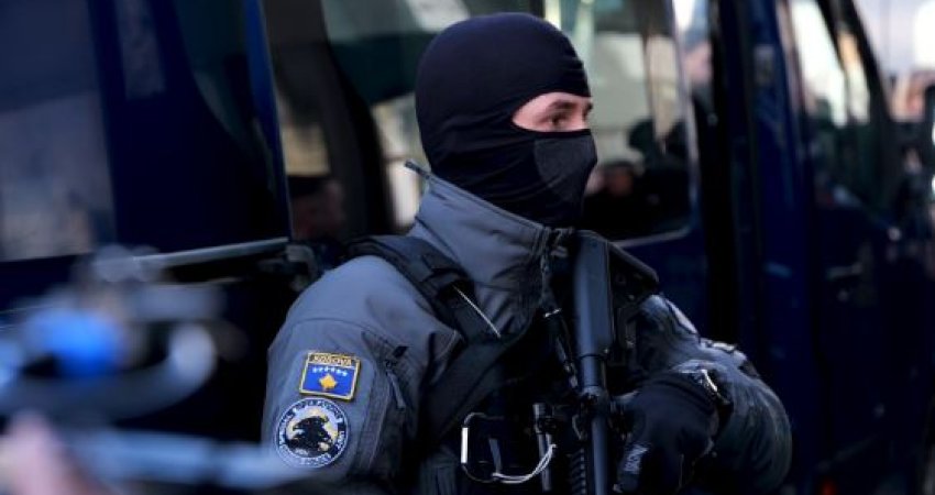 Në Zubin Potok gjenden armë dhe pajisje ushtarake në një shtëpi të pabanuar