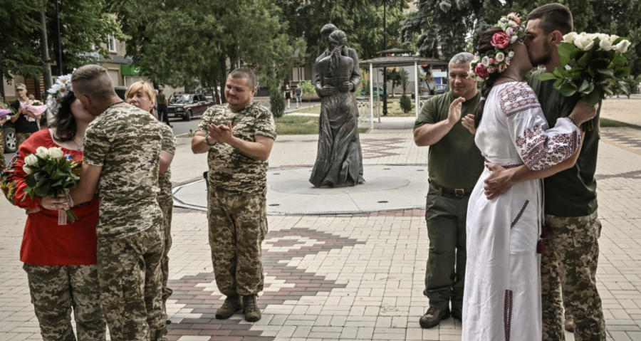 Puthja e dy të dashuruarve si simbol i realitetit të ashpër të luftës