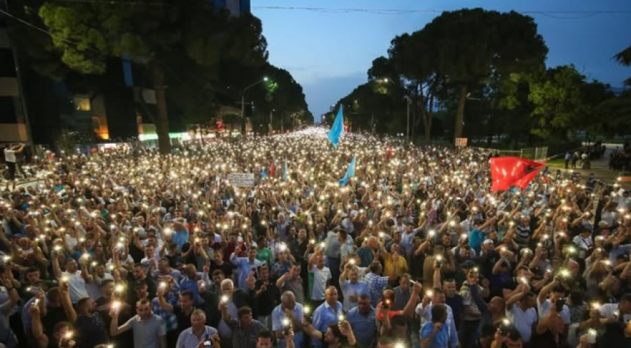 Protesta e opozitës, Blushi: Dita për të gjëmuar fort revolta dhe zemërata