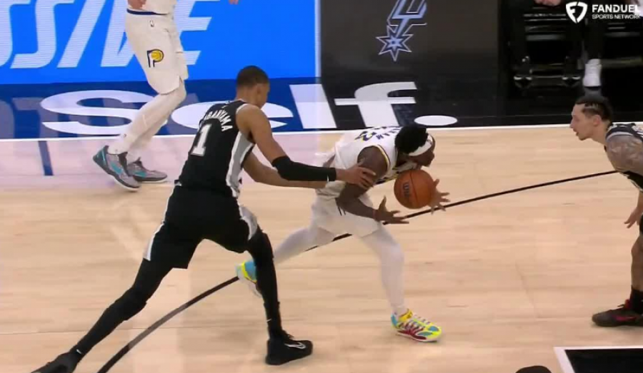 ‘Wemby’, mbreti i ‘kapuçave’/ Ylli i ri nga Franca është bërë tmerri i sulmeve në NBA