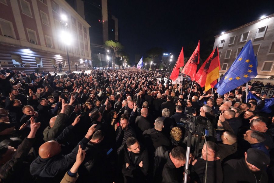 ‘Kryengritja paqësore s’ndalet deri në triumfin e plotë’, Berisha: Garantoj shqiptarët për largimin e Ramaduros!