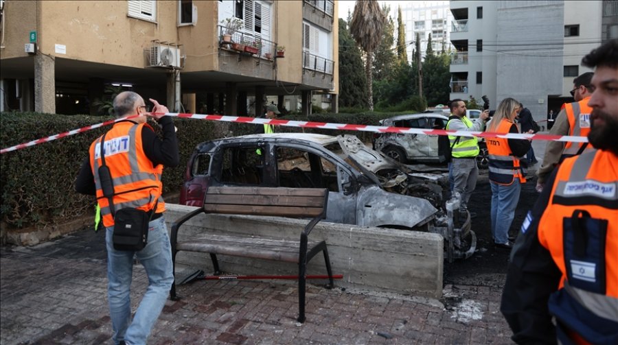 Tymi ngrihet mbi Tel Aviv pas sulmeve me raketa iraniane në Izrael