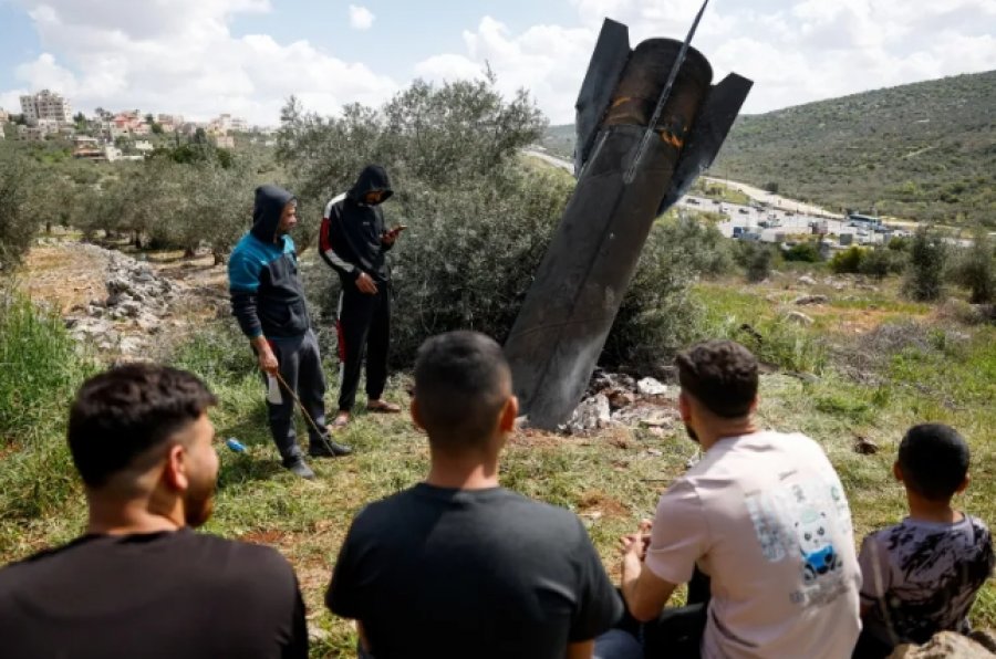 FOTO/ Qytetarët foto para raketës së ngulur në tokë në Bregun Perëndimor