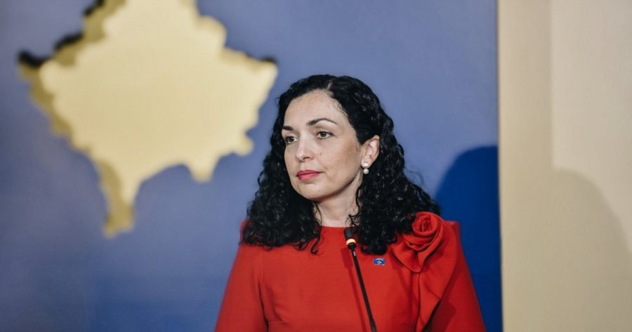 27-vjetori i bombardimit të parë të NATO-s mbi Serbi, Vjosa Osmani ndan videon e Clintonit: Kosova nuk harron! 