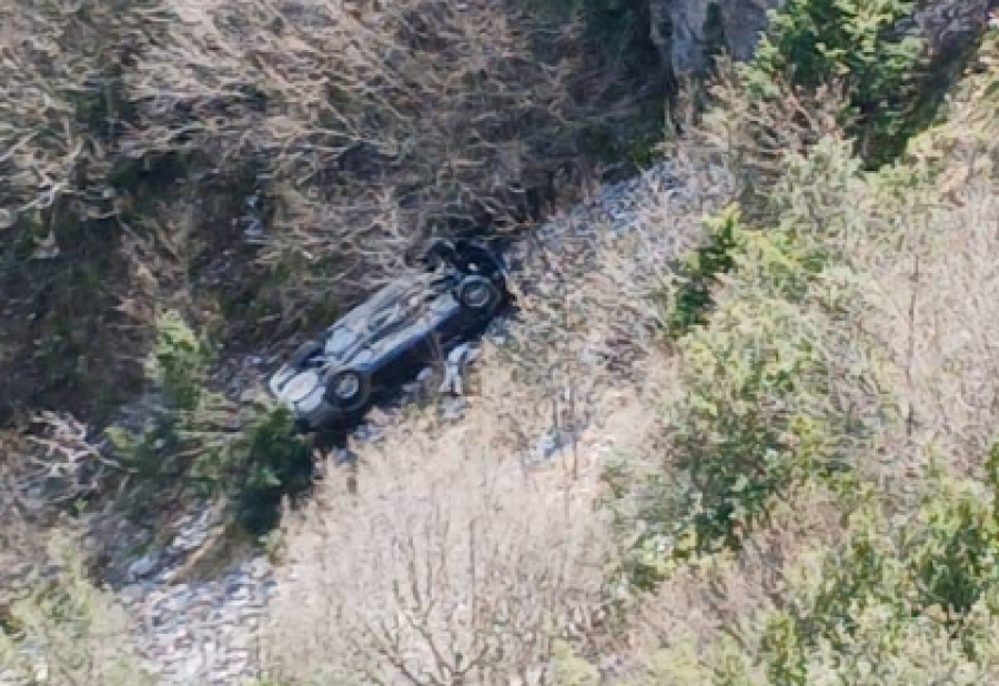 Makina bie në greminë në Tepelenë, shpëton mrekullisht drejtuesi 
