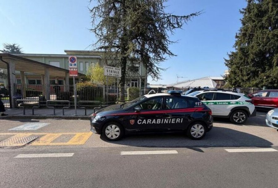 Ngjarje e rëndë në Itali, gjimnazisti godet më thikë mësuesen jashtë derës së shkollës