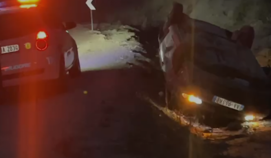Aksident pranë Shkallës së Tujanit, makina përfundon në kanal, një person i plagosur
