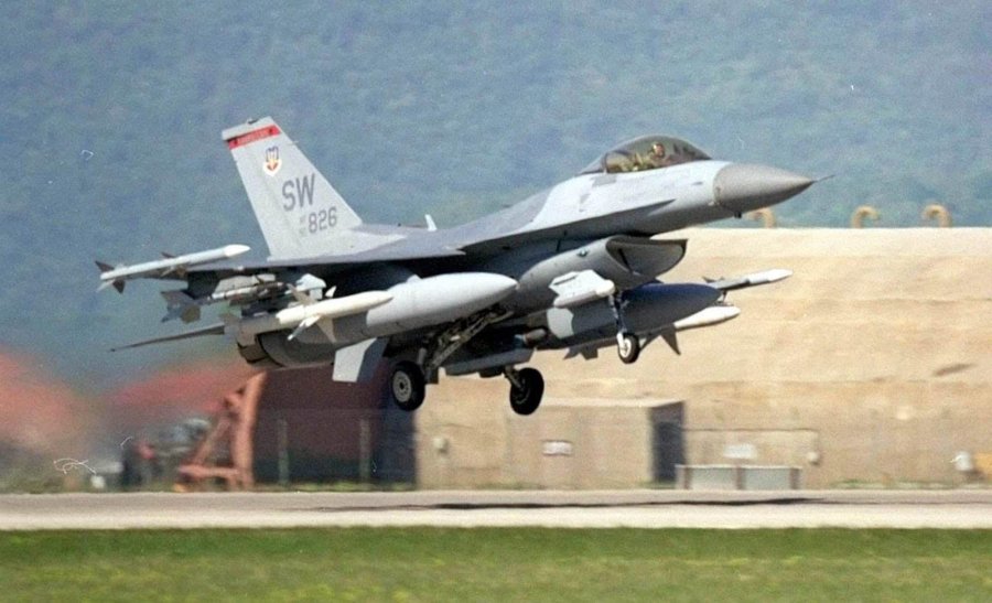 Përvjetori i bombardimeve të NATO-s në Serbi shoqërohet me dezinformata e mesazhe të kriminelëve të luftës