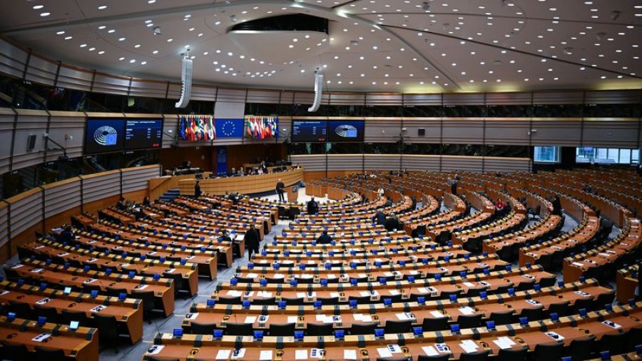 Parlamenti i BE-së miraton qendrat e deportimit falë votave nga e djathta ekstreme
