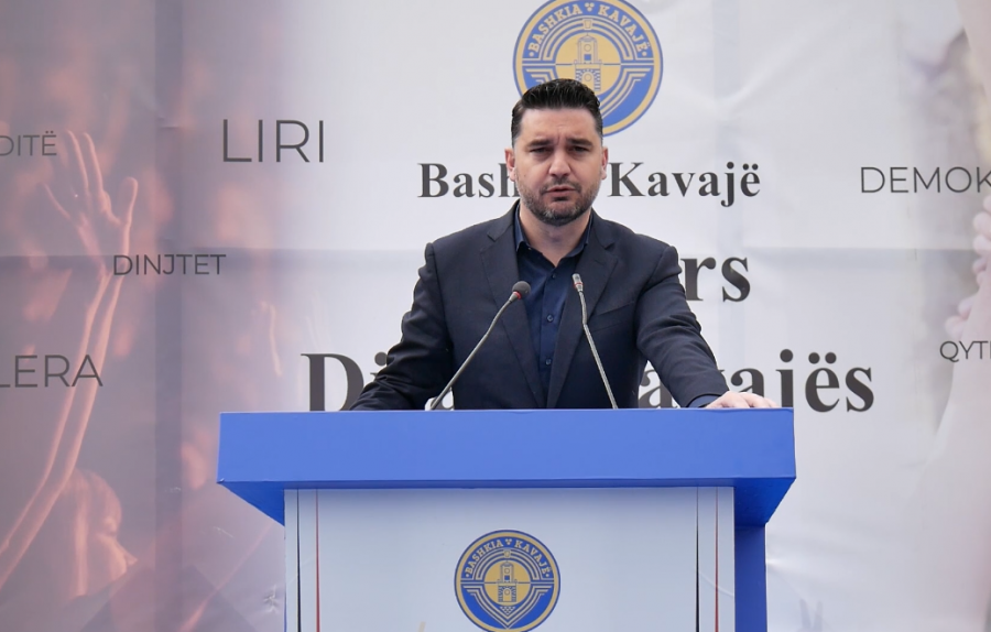 Kavaja përkujton 35-vjetorin e Ditës së Demokracisë: Nderohen dëshmorët Josif Buda dhe Indrit Cara