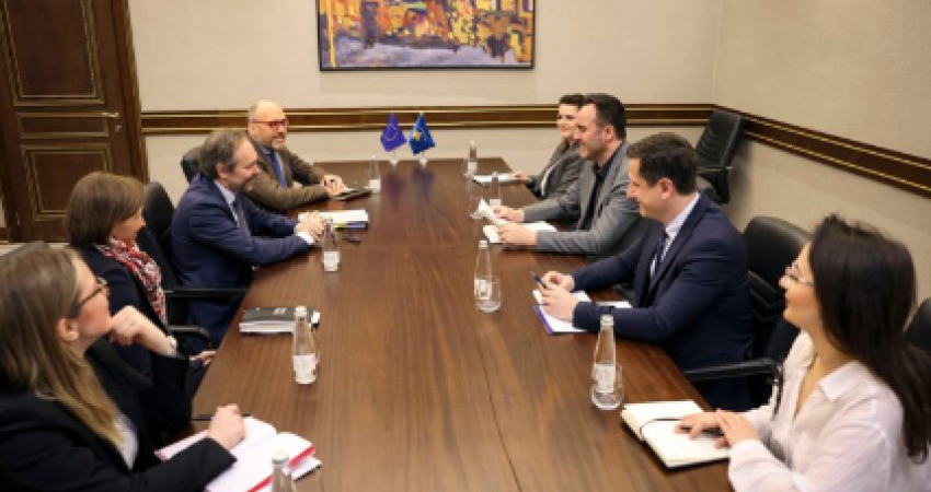 Konjufca në takim zyrtarin e lartë të BE-së për Ballkanin Perëndimor, diskutohen hapat drejt statusit të vendit kandidat