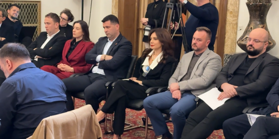 Rama vijon hakmarrjen ndaj Spiropalit, e ul në fund të sallës pranë Zegjinesë
