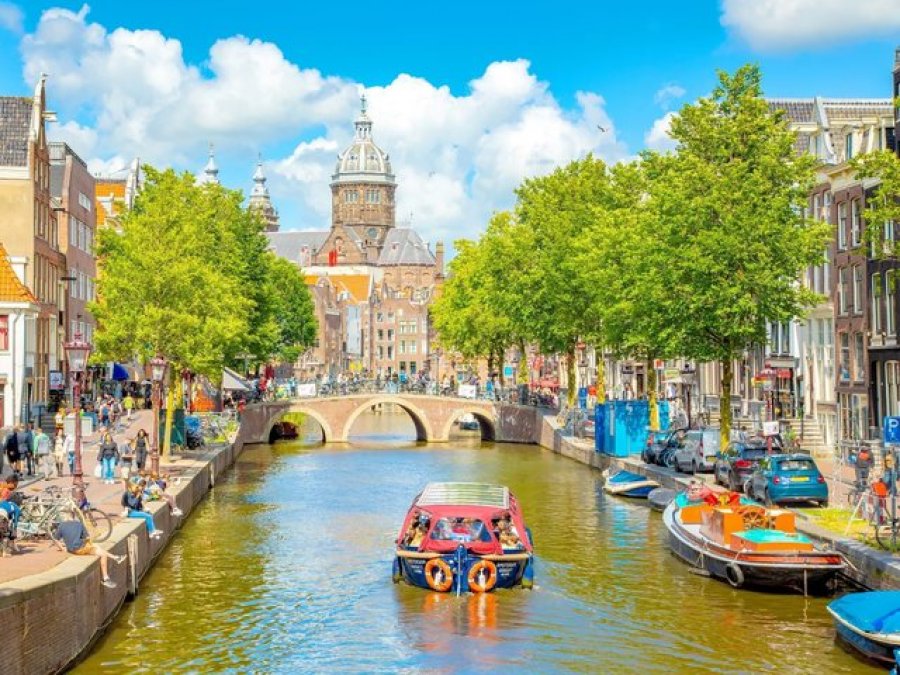 Brenda një prej qyteteve më të bukura në botë Amsterdam
