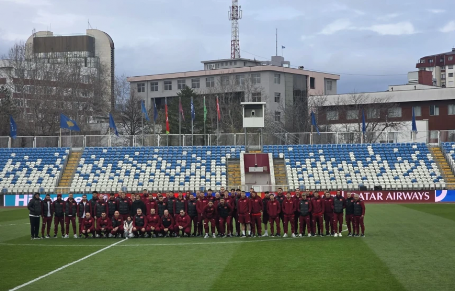 Futbollistët e Turqisë arrijnë në “Fadil Vokrri”, priten nga dhjetëra shikues