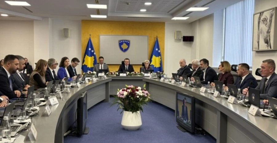 Qeveria e Kosovës mblidhet sot, në rend dite shpërblimi i futbollistëve dhe propozimi i dërgimit të FSK-së në Gazë