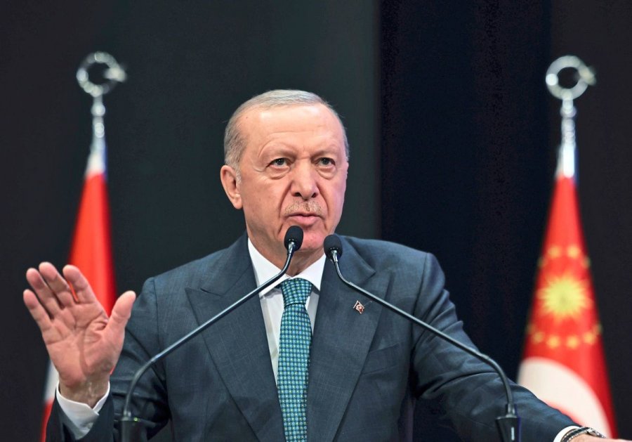 Hetimi çon në arrestimin e kryebashkiakut të opozitës në Turqi, bastisje dhe në 5 bashki të tjera