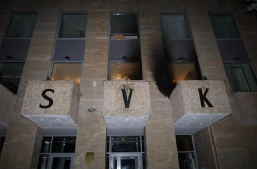 Sulmi me molotov në qendrën kulturore ruse në Pragë, vetëdorëzohet autori
