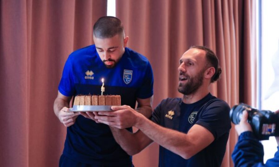 VIDEO/ Urimi për ditëlindjen e Zhegrovës: Shpresoj ta festojmë sonte bashkërisht kualifikimin në Botëror