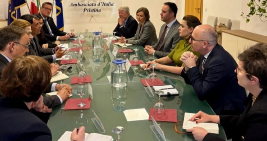 Mblidhen ambasadorët e huaj, rruga e Kosovës drejt BE-së dhe zhvillimet e brendshme temë diskutimi