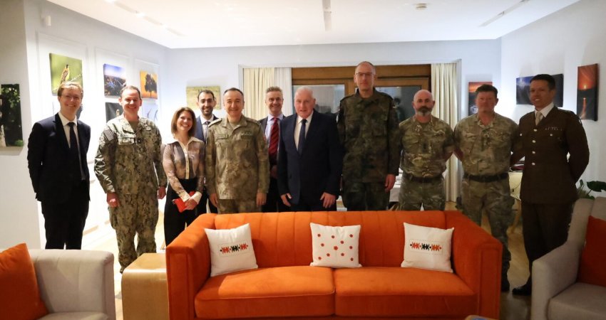 Ministri britanik në Kosovë, Hargreaves ndan detaje nga vizita